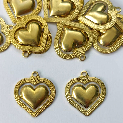 ACESSÓRIO NO BRUTO PRONTO PARA O BANHO - (CX.17) (169) PINGENTE CORAÇÃO DUPLO 20MM - PESO TOTAL 1,2GR - COMPOSIÇÃO: 100% LATÃO - BRU0003380