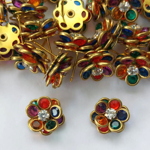 BRINCO NO BRUTO PRONTO PARA O BANHO(CX124)- (AV) BRINCO DE PINO FLOR CRAVEJADA EM ZIRCÔNIAS COLORIDAS 12MM - PESO TOTAL 2,6GR - COMPOSIÇÃO: LATÃO / ZIRCÔNIA - BRU16309