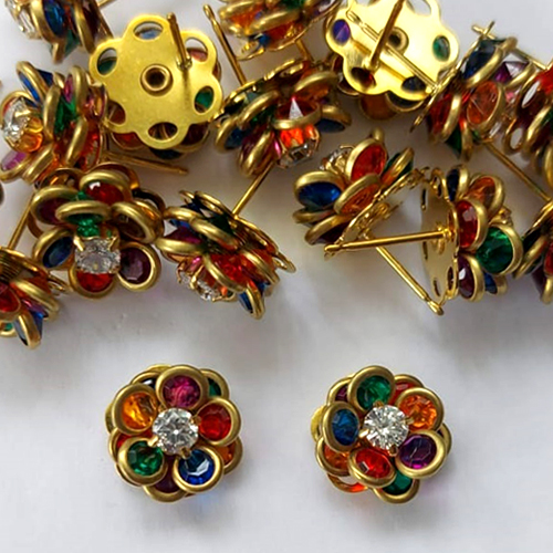 BRINCO NO BRUTO PRONTO PARA O BANHO(CX124) - (AV) BRINCO DE PINO FLOR CRAVEJADA EM ZIRCÔNIAS COLORIDAS 12MM - PESO TOTAL 2,6GR - COMPOSIÇÃO: LATÃO / ZIRCÔNIA - BRU16310