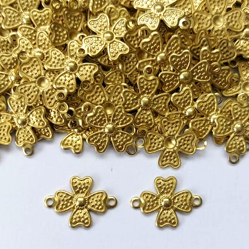 ACESSÓRIO NO BRUTO PRONTO PARA O BANHO - (V4006) (CX.03) TREVO 4 FOLHAS COM DUAS ARGOLINHAS 12MM - PESO TOTAL 0,4GR - COMPOSIÇÃO: 100% LATÃO - BRU0003383