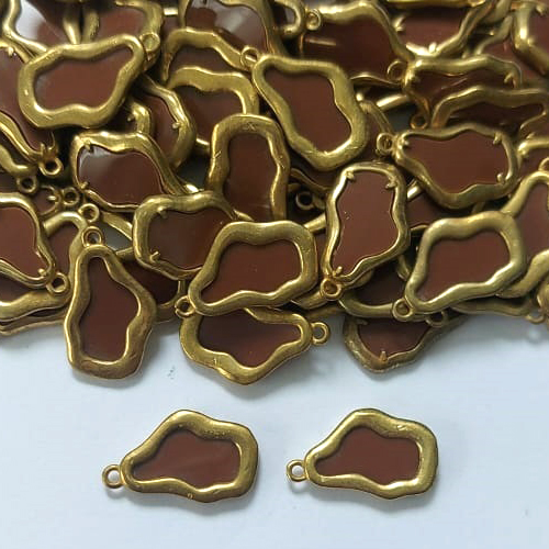 ACESSÓRIO NO BRUTO PRONTO PARA BANHO - (CX.67) PINGENTE NUVEM MARROM 10X16MM - PESO: 0,8GR - (VENDIDO POR UNIDADE) - COMPOSIÇÃO: LATÃO / ACRÍLICO - BRU0003387