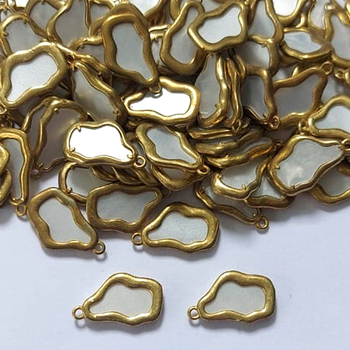 ACESSÓRIO NO BRUTO PRONTO PARA BANHO - (CX.67) PINGENTE NUVEM MADRE PÉROLA 10X16MM - PESO: 0,8GR - (VENDIDO POR UNIDADE) - COMPOSIÇÃO: LATÃO / ACRÍLICO - BRU0003388