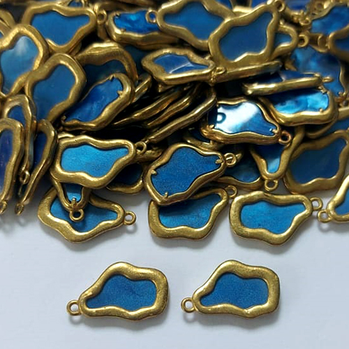 ACESSÓRIO NO BRUTO PRONTO PARA BANHO - (CX.67) PINGENTE NUVEM AZUL 10X16MM - PESO: 0,8GR - (VENDIDO POR UNIDADE) - COMPOSIÇÃO: LATÃO / ACRÍLICO - BRU0003389