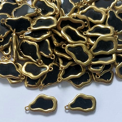 ACESSÓRIO NO BRUTO PRONTO PARA BANHO - (CX.67) PINGENTE NUVEM PRETA 10X16MM - PESO: 0,8GR - (VENDIDO POR UNIDADE) - COMPOSIÇÃO: LATÃO / ACRÍLICO - BRU0003391