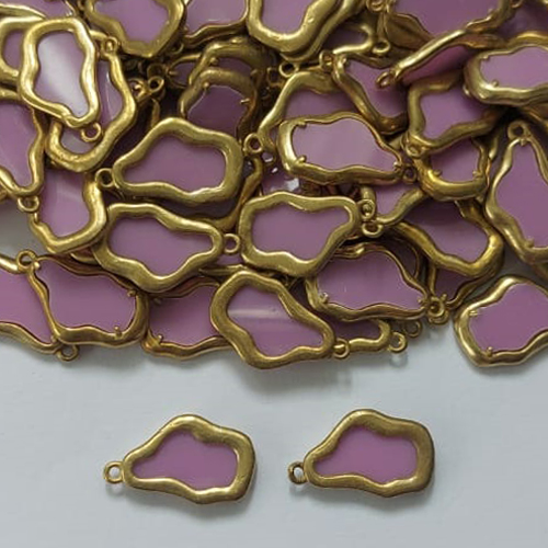 ACESSÓRIO NO BRUTO PRONTO PARA BANHO - (CX.67) PINGENTE NUVEM LILÁS 10X16MM - PESO: 0,8GR - (VENDIDO POR UNIDADE) - COMPOSIÇÃO: LATÃO / ACRÍLICO - BRU0003393