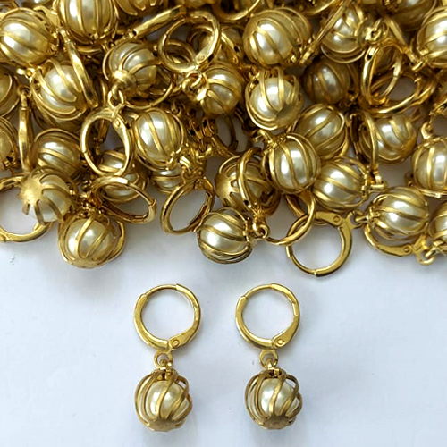 BRINCO NO BRUTO PRONTO PARA O BANHO - BRINCO ARGOLINHA DE PRESSÃO COM PINGENTE PÉROLA 9MM - PESO: 2,4GR - COMPOSIÇÃO: LATÃO / PÉROLA - BRU16317