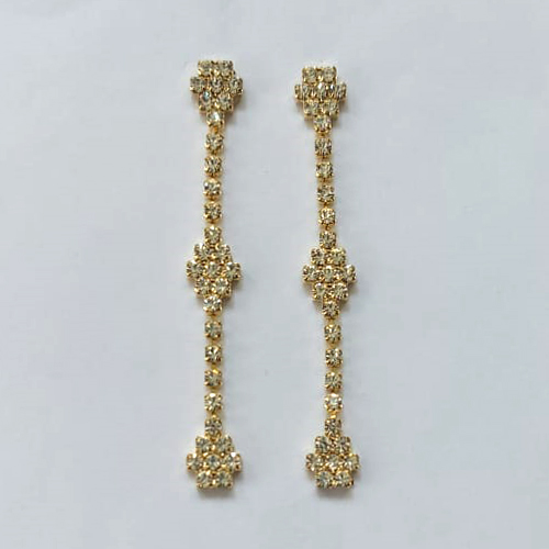 BRINCO FOLHEADO A OURO - BANHADO COM 5 MILÉSIMOS + VERNIZ DIAMOND - BRINCO DE PINO COMPRIDO CRAVEJADO EM MICROS ZIRCÔNIAS CRISTAIS 54MM - OURO869