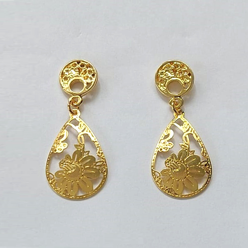 BRINCO FOLHEADO A OURO - BANHADO COM 5 MILÉSIMOS + VERNIZ DIAMOND - BRINCO DE PINO BASE REDONDA GOTA VAZADA COM FLOR 15X25MM - OURO871