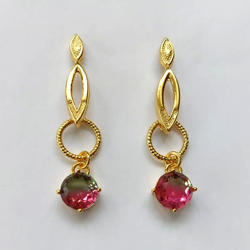 BRINCO FOLHEADO A OURO - BANHADO COM 5 MILÉSIMOS + VERNIZ DIAMOND - BRINCO DE PINO BASE OVAL VAZADA COM PINGENTE EM ZIRCÔNIA REDONDA RAINBOW 10MM - OURO872