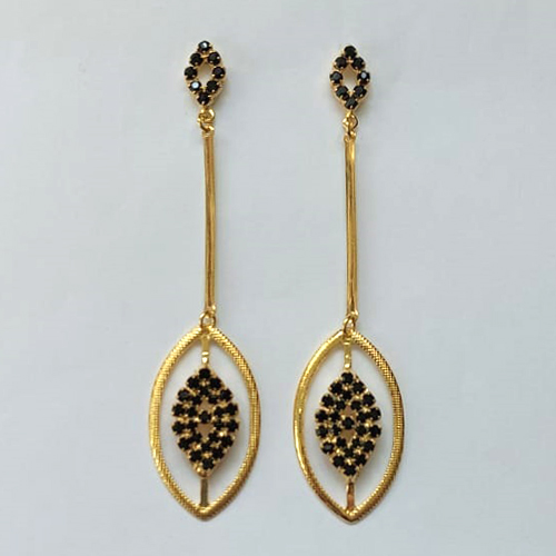 BRINCO FOLHEADO A OURO - BANHADO COM 5 MILÉSIMOS + VERNIZ DIAMOND - BRINCO DE PINO BASE OVAL VAZADA COM CRISTAIS NEGROS E PINGENTE COM HASTE E OVAL COM CRISTAIS NEGROS 85MM - OURO873