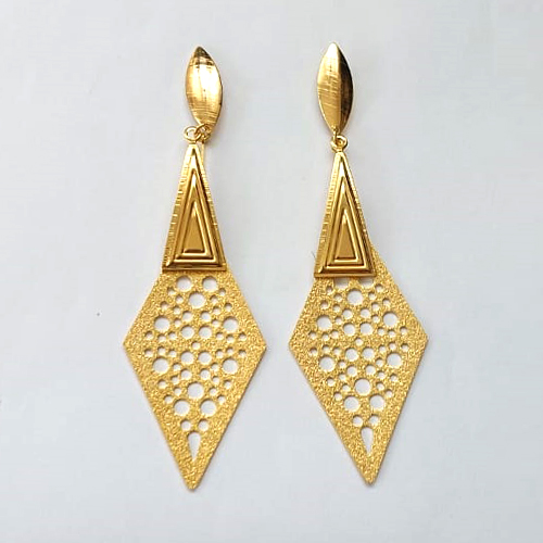 BRINCO FOLHEADO A OURO - BANHADO COM 5 MILÉSIMOS + VERNIZ DIAMOND - BRINCO DE PINO BASE OVAL E PINGENTES GEOMÉTRICOS 86MM - OURO874