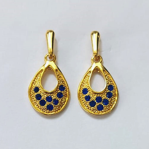 BRINCO FOLHEADO A OURO - BANHADO COM 5 MILÉSIMOS + VERNIZ DIAMOND - BRINCO DE PINO COM PINGENTE GOTA VAZADA CRAVEJADA EM MICROS ZIRCÔNIAS AZUIS 18MM - OURO875