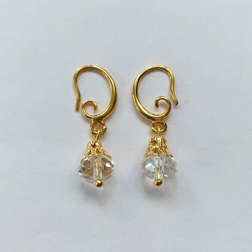 BRINCO FOLHEADO A OURO - BANHADO COM 5 MILÉSIMOS + VERNIZ DIAMOND - BRINCO DE PINO COM PINGENTE CRISTAL 8MM - OURO876