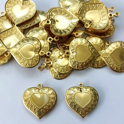 ACESSÓRIO NO BRUTO PRONTO PARA O BANHO - (396) (CX.19) PINGENTE CORAÇÃO DUPLO 24MM - COMPOSIÇÃO: 100% LATÃO - PESO: 2,8GR - BRU0003408