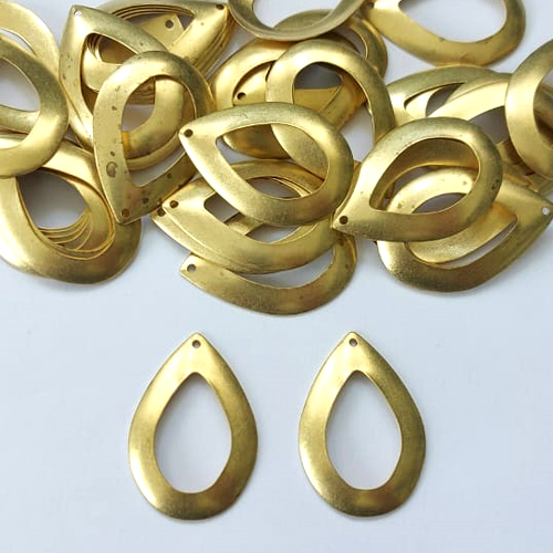 ACESSÓRIO NO BRUTO PRONTO PARA O BANHO - (V1352) (CX.19) PINGENTE GOTA VAZADA 31MM - COMPOSIÇÃO: 100% LATÃO - PESO: 1,2GR - BRU0003409