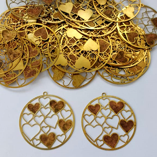 ACESSÓRIO NO BRUTO PRONTO PARA O BANHO - (47) (CX.24) PINGENTE REDONDO COM CORAÇÕES VAZADOS EM FOTOCORROSÃO 41MM - COMPOSIÇÃO: 100% LATÃO - PESO: 1,6GR - BRU0003410