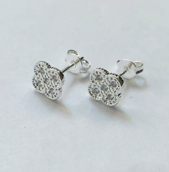 BRINCO FOLHEADO A PRATA COM 50 MILÉSIMO+ VERNIZ DIAMOND BRINCO DE TREVO CRAVEJADO 12MM - PRA741