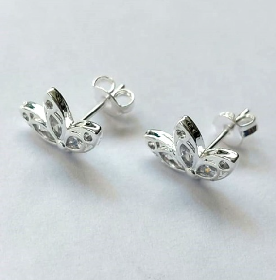 BRINCO FOLHEADO A PRATA COM 50 MILÉSIMO+ VERNIZ DIAMOND - BRINCO DE FLOR COM ZIRCONIAS 12MM - PRA746