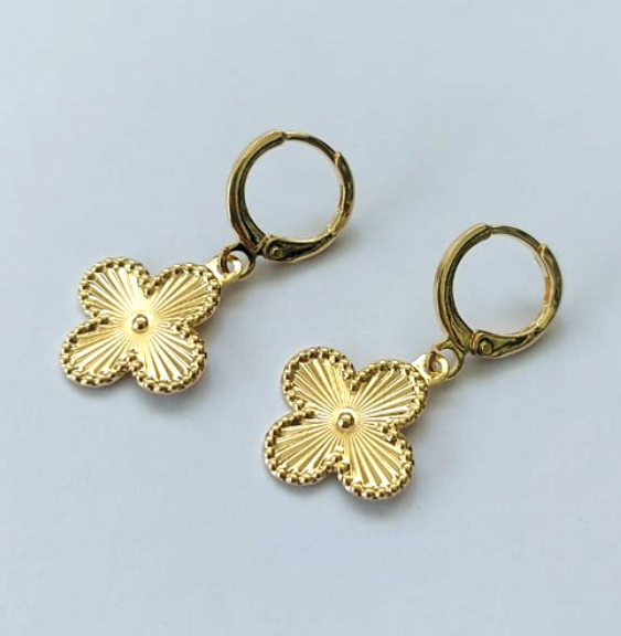 BRINCO FOLHEADO A OURO 5 MILÉSIMOS + VERNIZ DIAMOND - (MODELO VAN CLEEF)ARGOLINHA DE PRESSÃO - TAMANHO 8MMOURO899