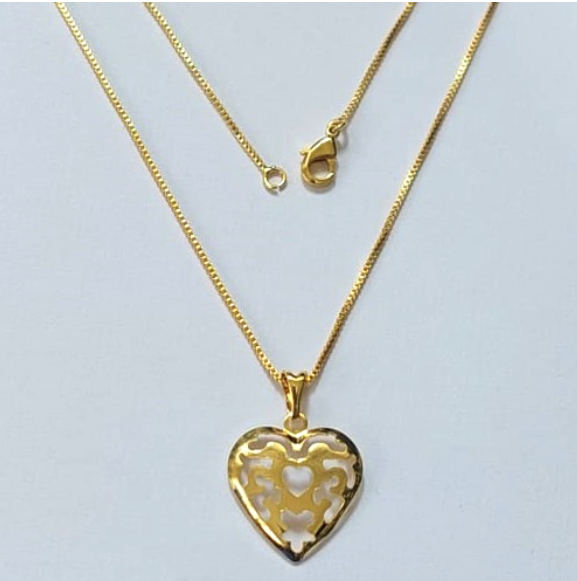 GARGANTILHA FOLHEADO A OURO - BANHADO COM 5 MILÉSIMOS + VERNIZ DIAMOND - CORAÇÃOI VASADO 18MM- OURO902