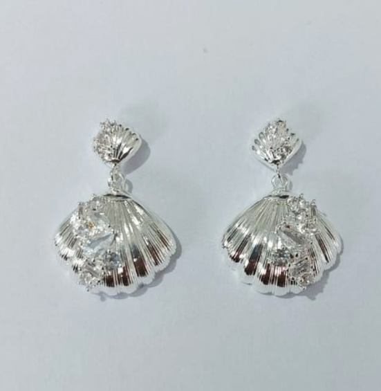 BRINCO FOLHEADA A PRATA COM 50 MILÉSIMOS + VERNIZ DIAMOND - BRINCOS DE PINO MODELO COM DUAS CONCHAS CRAVEJADAS 14MM -PRA764