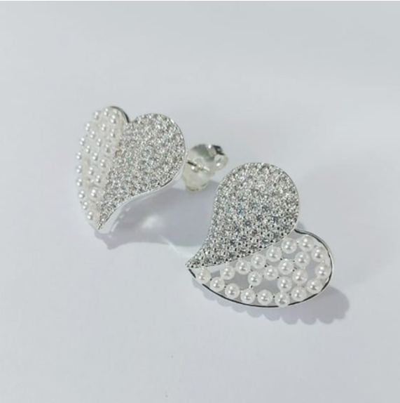 BRINCO FOLHEADA A PRATA COM 50 MILÉSIMOS + VERNIZ DIAMOND - BRINCOS DE PINO MODELO CORAÇÃO EM PEROLA / CRAVEJADAS 23MM -PRA765