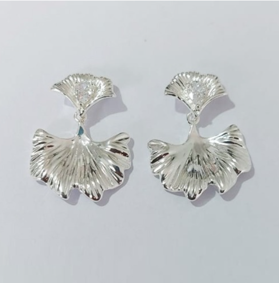 BRINCO FOLHEADA A PRATA COM 50 MILÉSIMOS + VERNIZ DIAMOND - BRINCOS DE PINO MODELO FOLHA 15MM -PRA770