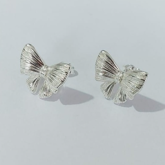 BRINCO FOLHEADA A PRATA COM 50 MILÉSIMOS + VERNIZ DIAMOND - BRINCOS DE PINO MODELO BORBOLETA 15MM -PRA772