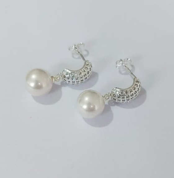 BRINCO FOLHEADA A PRATA COM 50 MILÉSIMOS + VERNIZ DIAMOND - BRINCOS DE PINO MODELO BASE CRAVEJADA E PEROLA 10MM -PRA774