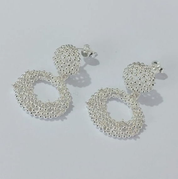 BRINCO FOLHEADA A PRATA COM 50 MILÉSIMOS + VERNIZ DIAMOND - BRINCOS DE PINO MODELO BASE E PINDURICALHO TODO TRABALHADO 15MM -PRA775