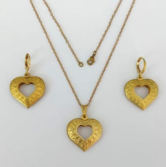 CONJUNTO NO BRUTO PRONTO PARA O BANHO - (397) TAMANHO CORAÇÃO 24X22MM / CONJUNTO COM CORRENTE CADEADO 45CM(CORAÇÃO 16MM) COM BRINCOS ARGOLINHA DE PRESSÃO - PESO: 9.4GR - COMPOSIÇÃO: 100% LATÃO - BRU0003431