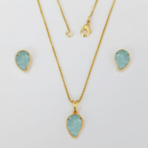 CONJUNTO FOLHEADO A OURO - BANHADO COM 5 MILÉSIMOS + VERNIZ DIAMOND - (CJB922) CONJUNTO COM BRINCOS DE PINO FOLHAS E PINGENTE FOLHA AZUL CLARA 12MM - OURO913