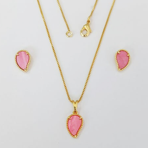 CONJUNTO FOLHEADO A OURO - BANHADO COM 5 MILÉSIMOS + VERNIZ DIAMOND - (CJB922) CONJUNTO COM BRINCOS DE PINO FOLHAS E PINGENTE FOLHA ROSA 12MM - OURO914