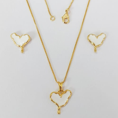 CONJUNTO FOLHEADO A OURO - BANHADO COM 5 MILÉSIMOS + VERNIZ DIAMOND - (CJB918) CONJUNTO COM BRINCOS DE PINO E PINGENTE CORAÇÃO MARTELADO BRANCO 15MM - OURO916