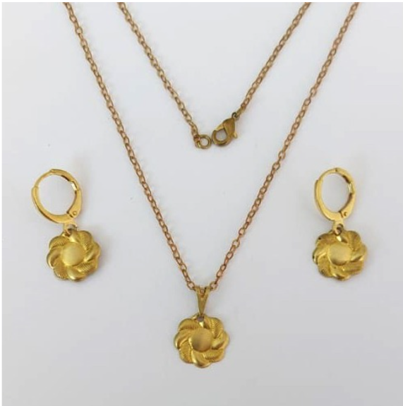 CONJUNTO NO BRUTO PRONTO PARA O BANHO - (E2025) FLOR 14MM / CONJUNTO COM CORRENTE CADEADO 45CM COM BRINCOS ARGOLINHA DE PRESSÃO - PESO: 3.8GR - COMPOSIÇÃO: 100% LATÃO - BRU0003442