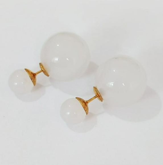 BRINCO FOLHEADO A OURO - BANHADO COM 5 MILÉSIMOS + VERNIZ DIAMOND - BRINCO DE PINO COM PÉROLAS OLHO DE GATO - OURO922