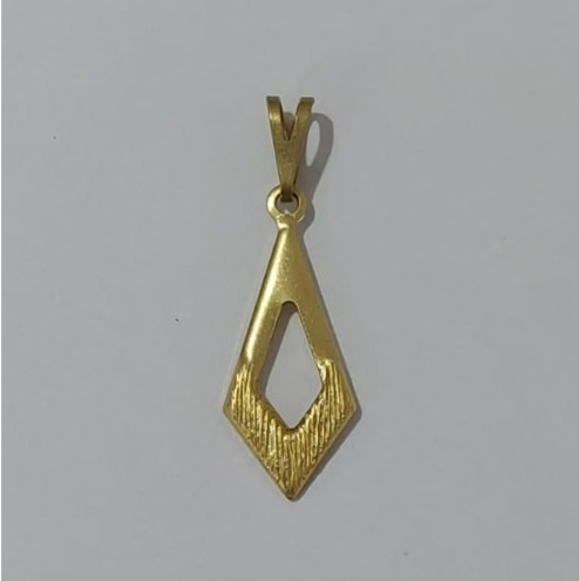 PINGENTE NO BRUTO PRONTO PARA O BANHO (100% LATÃO )(E2640) -Gravata vazada 23MM - PESO: 0,5GR - BRU0003467