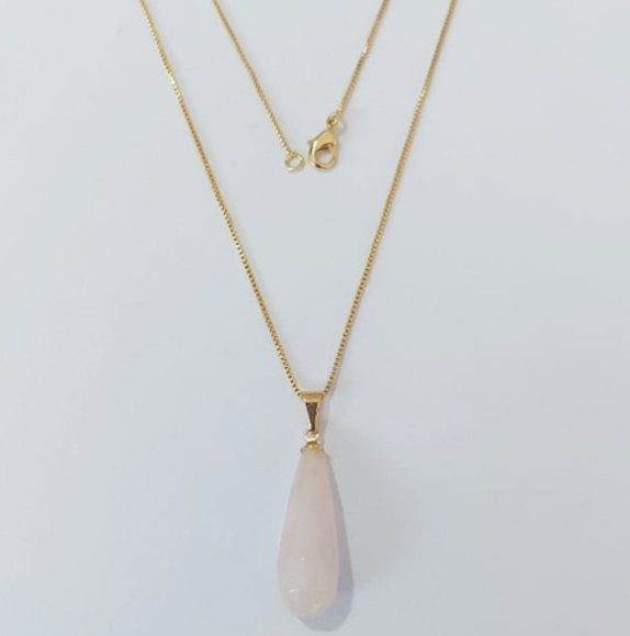GARGANTILHA FOLHEADO A OURO - BANHADO COM 5 MILÉSIMOS + VERNIZ DIAMOND - CORRENTE VENEZIANA DE 45CM-PINGENTE PEDRA NATURAL QUARTZO ROSA OURO925