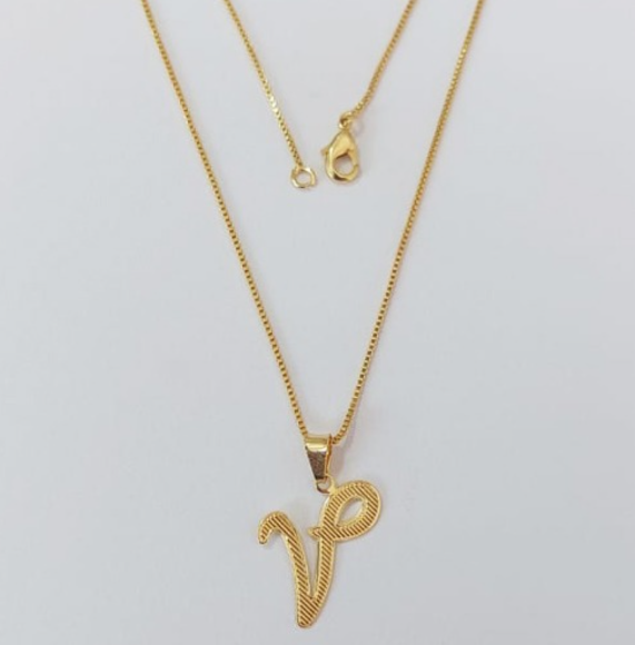 GARGANTILHA FOLHEADO A OURO - BANHADO COM 5 MILÉSIMOS + VERNIZ DIAMOND - CORRENTE VENEZIANA DE 45CM-PINGENTE LETRA V - OURO927