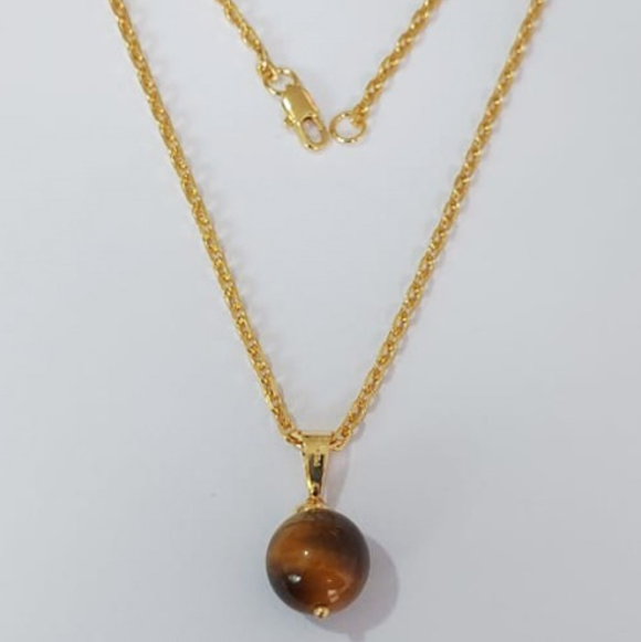 GARGANTILHA FOLHEADO A OURO - BANHADO COM 5 MILÉSIMOS + VERNIZ DIAMOND - CORRENTE ARTIER GOMO CURTO DE 45CM-PINGENTE EM PEDRA NATURAL OLHO DE GATO DE (TAMANHO 24MM)- OURO938