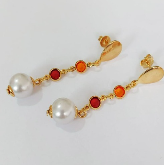 BRINCO FOLHEADO A OURO - BANHADO COM 5 MILÉSIMOS + VERNIZ DIAMOND - BRINCO COM CRISTAL E PEROLAS( TAMANHO 30MM- OURO941