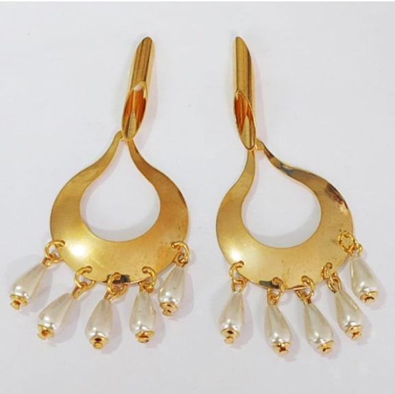 BRINCO FOLHEADO A OURO - BANHADO COM 5 MILÉSIMOS + VERNIZ DIAMOND - BRINCO PINDURICALHO EM PEROLAS ( TAMANHO 35MM- OURO947