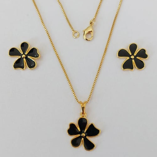 CONJUNTO FOLHEADO A OURO - BANHADO COM 5 MILÉSIMOS + VERNIZ DIAMOND - (CJB1010) CONJUNTO COM BRINCOS DE PINO E PINGENTE FLOR PRETA 15 MM - OURO950