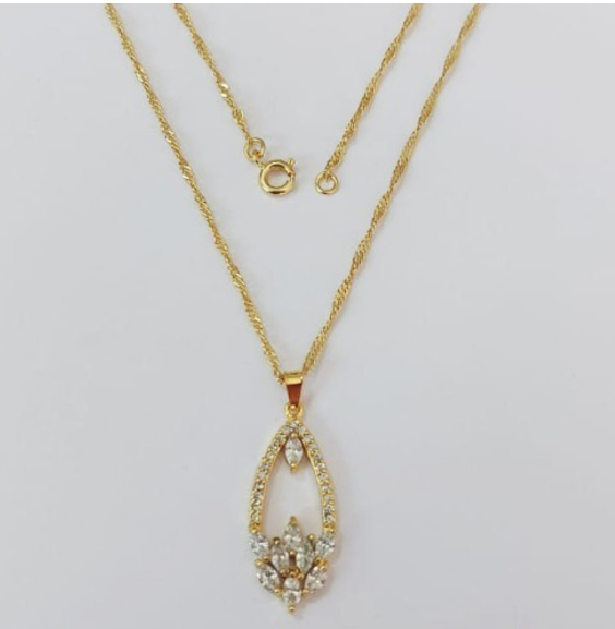 GARGANTILHA FOLHEADO A OURO - BANHADO COM 5 MILÉSIMOS + VERNIZ DIAMOND - COM PINGENTE E CORRENTE DE 45CM / PINGENTE TODO CRAVEJADO EM MICRO ZIRCONIAS - OURO964