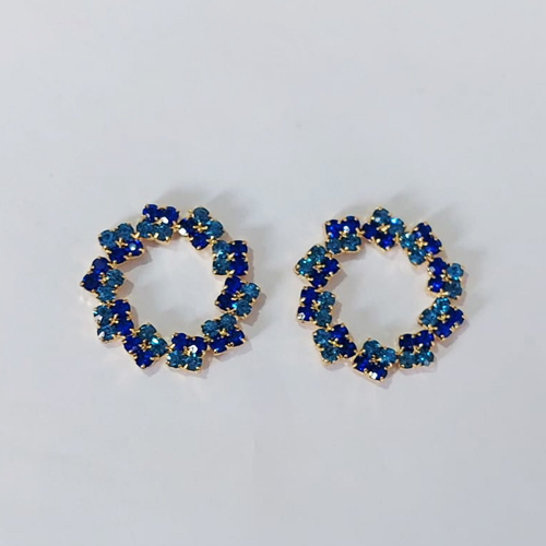 BRINCO FOLHEADO A OURO 5 MILÉSSIMOS+VERNIZ DIAMOND - BRINCO PINO COM MICRO ZIRCÔNIAS AZUÍS 20MM - OURO969