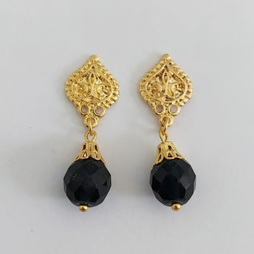 BRINCO FOLHEADO A OURO - BANHADO COM 5 MILÉSIMOS + VERNIZ DIAMOND - BRINCO DE PINO BASE DESENHADA E PEDRA PRETA SEXTAVADA 32MM-OURO974