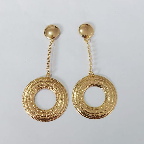 BRINCO FOLHEADO A OURO - BANHADO COM 5 MILÉSIMOS + VERNIZ DIAMOND - BRINCO DE PINO BASE LISA COM CÍRCULO VAZADO DESENHADO 59MM-OURO975