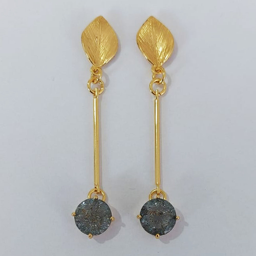 BRINCO FOLHEADO A OURO - BANHADO COM 5 MILÉSIMOS + VERNIZ DIAMOND - BRINCO DE PINO BASE DESENHADA FOLHA COM ZIRCÔNIA CINZA FUSIOM 10MM-OURO979