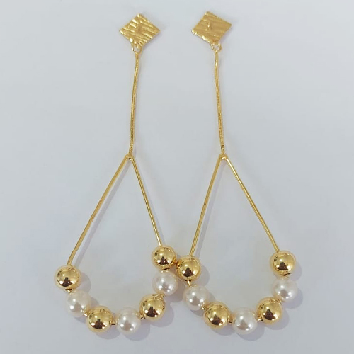 BRINCO FOLHEADO A OURO - BANHADO COM 5 MILÉSIMOS + VERNIZ DIAMOND - BRINCO DE PINO BASE DESENHADA COMPRIDO COM BOLAS LISAS E PÉROLAS 8MM ( 100MM) -OURO981