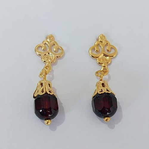 BRINCO FOLHEADO A OURO - BANHADO COM 5 MILÉSIMOS + VERNIZ DIAMOND - BRINCO DE PINO BASE VAZADA COM PEDRA SEXTAVADA 29MM -OURO983